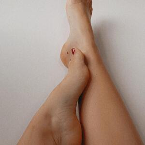 Anna-model-feet MYM