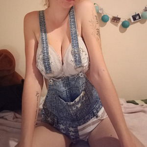 Axela MYM