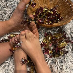 Daughter_mother_foot MYM