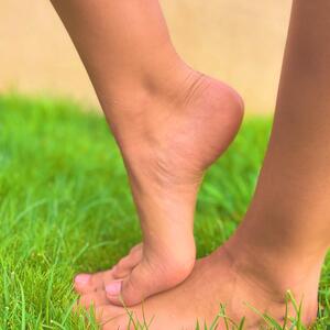 Feet_of_two_hot_girls MYM