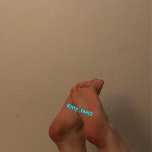 Kitty_feet3 MYM