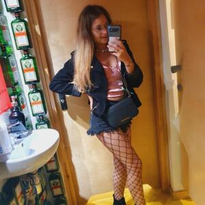 Klaudiasolo_latex_lingerie_anal_feet_pantyhose_stockings_heels_squirt MYM