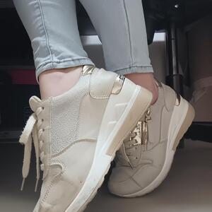 Lea_feet_officiel MYM
