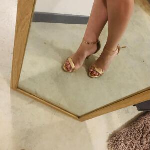 Little_girl_feet MYM
