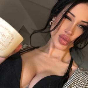 Lolabellucci_ MYM