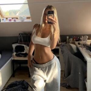 Louise_bad34 MYM