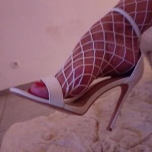 Maeva_pieds_sexy_sensualite MYM