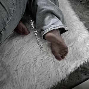 Nina_frenchie_feet MYM