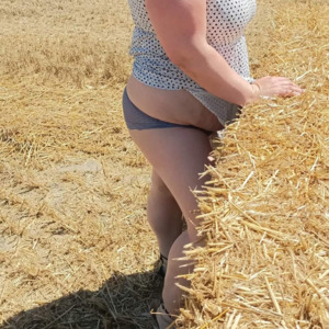 Petite_ronde_blonde_hot MYM