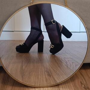 Sassy_feet_in_paris MYM