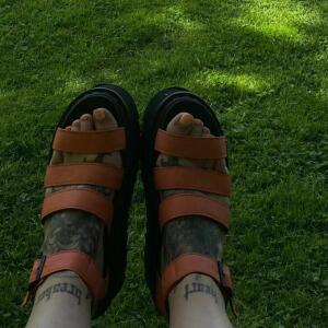 Twofeet_under MYM