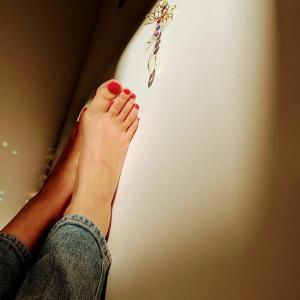 lea_red_feet_girl MYM